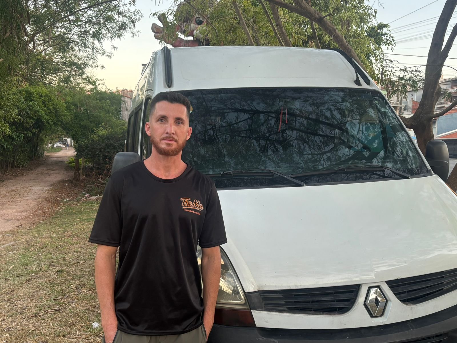 Tio Ma na frente da van escolar